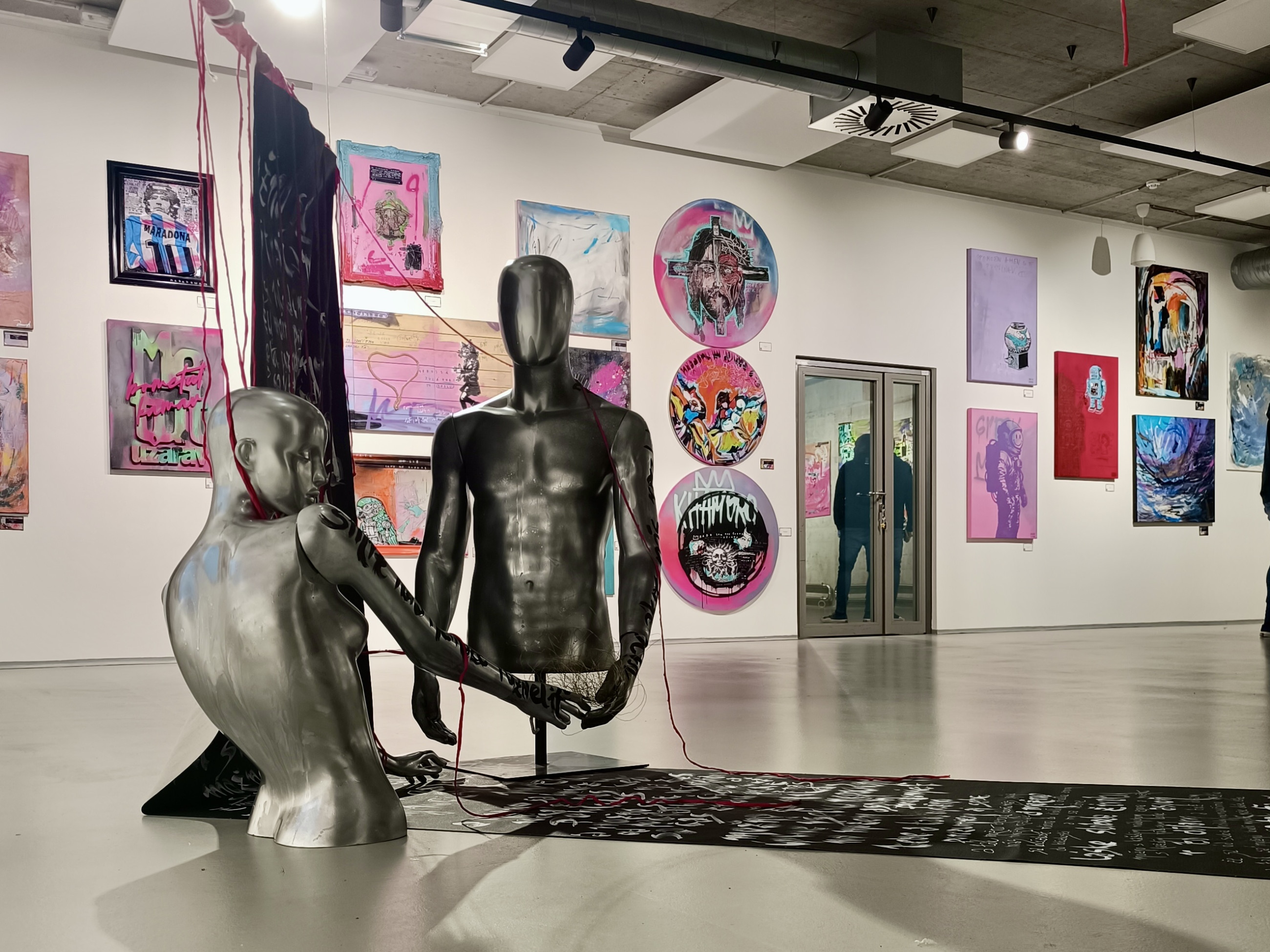 Umění jako tichá psychoterapie: Výstava „Kořeny našich duší“ v Beseder Gallery